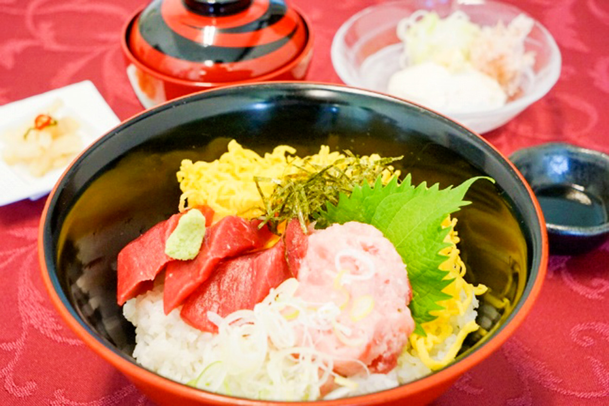 鮪の二色丼(小鉢・漬物・味噌汁付)
