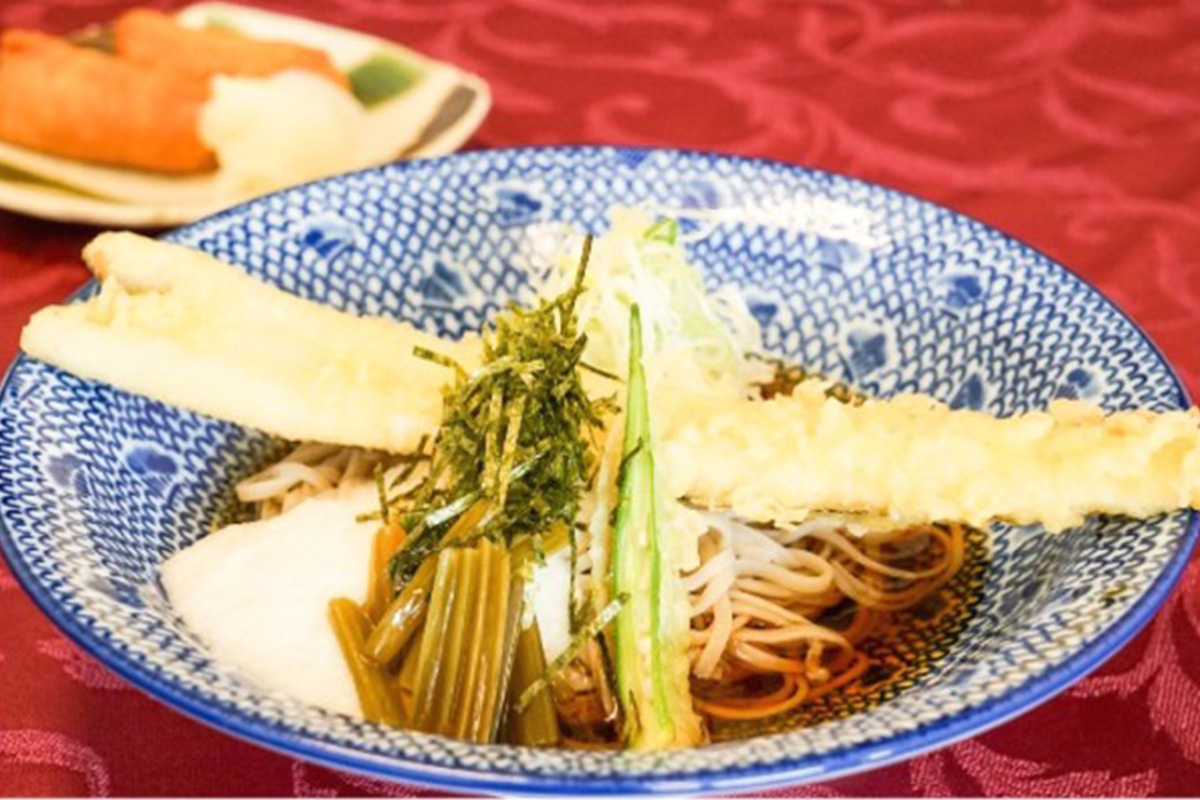 冷やし穴子天そば(稲荷寿司2貫付き)