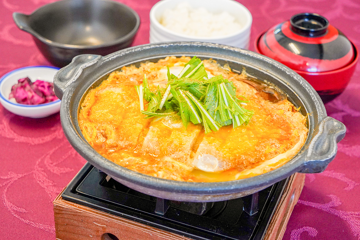 ロースカツ煮御膳（ライス・漬物・味噌汁付）
